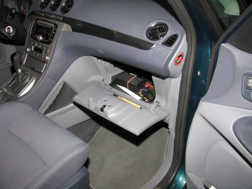 Die wohl älteste Ablagemöglichkeit aller Autos: das Handschuhfach. Bei diesem Wagen sogar klimatisiert. Die wohl älteste Ablagemöglichkeit aller Autos: das Handschuhfach. Bei diesem Wagen sogar klimatisiert.