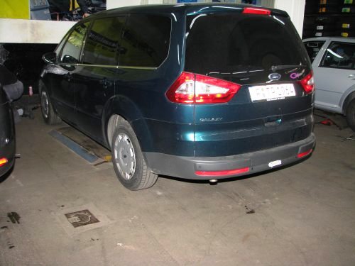 Der Ford Galaxy vor der Umrüstung auf Alufelgen. Der Ford Galaxy vor der Umrüstung auf Alufelgen.