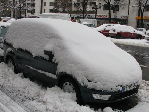 Unser Ford Galaxy — tief unter Schnee begraben. 