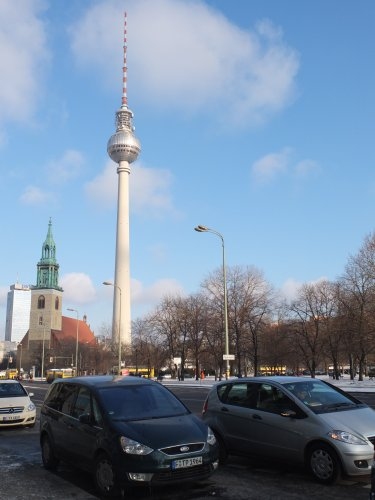 Der Ford Galaxy bei strengem Frost vor dem Berliner Fernsehturm. 