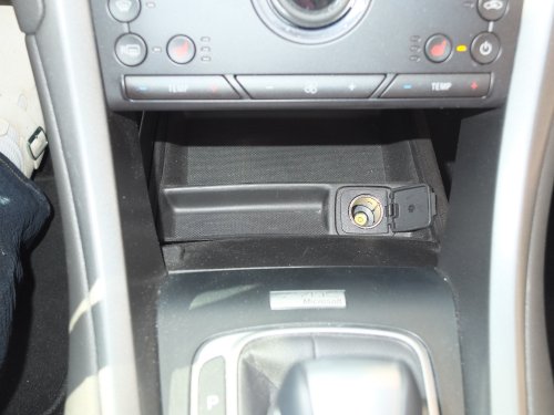 Der 12V-Anschluss ganz vorne, Abdeckung weggeklappt. Der 12-Volt-Anschluss ganz vorne, Abdeckung weggeklappt.