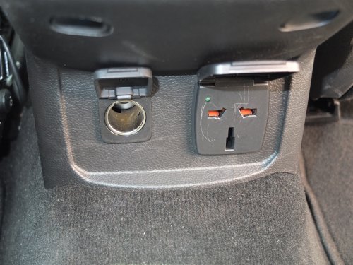 Der dritte 12-Volt-Anschluss sowie die 220-Volt-Steckdose hinten an der Mittelkonsole. Der dritte 12-Volt-Anschluss sowie die 220-Volt-Steckdose hinten an der Mittelkonsole.