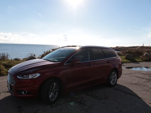 Der Ford Mondeo am Strand von Ystad. 