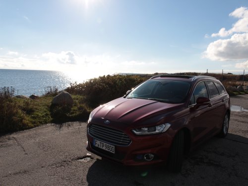 Der Ford Mondeo am Strand von Ystad. 