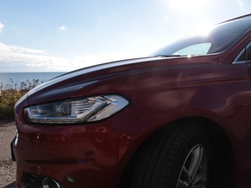 Der Ford Mondeo am Strand von Ystad. 