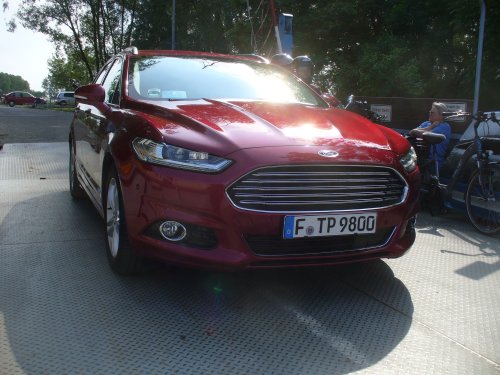 Die erste kleine Fährfahrt im Land Brandenburg für den Ford Mondeo. 