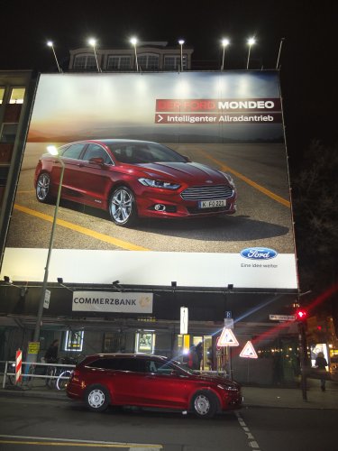 Zweieiige Zwillinge: Ford Mondeo als Limousine und Turnier in Ruby-Rot metallic. 