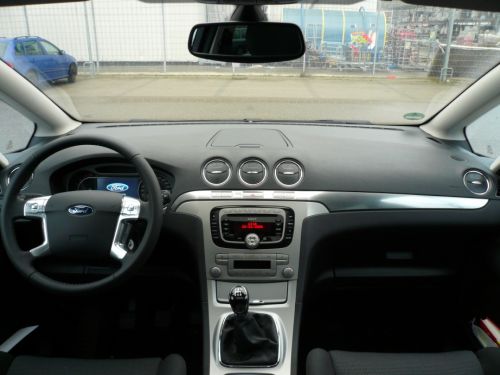 Armaturenbrett mit Ford Convers+ eines Ford S-MAX Titanium. Armaturenbrett mit Ford Convers+ eines Ford S-MAX Titanium.