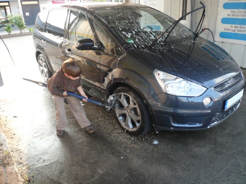 Dan-Dan hilft dem Pappi. S-MAX wird nur von Hand gewaschen.