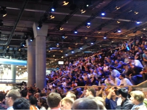 Sitzplätze vor der Bühne im BMW-Theater. 