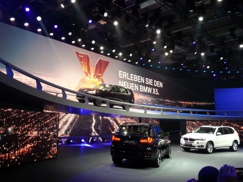 Präsentation des neuen BMW X5 im BMW-Theater vor der riesigen Videoleinwand. Präsentation des neuen BMW X5.