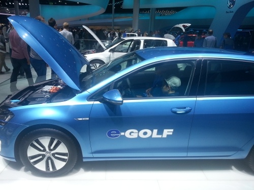 VW E-Golf mit der Reichweite bis zu 150 km. VW E-Golf mit der Reichweite bis zu 150 Kilometer.