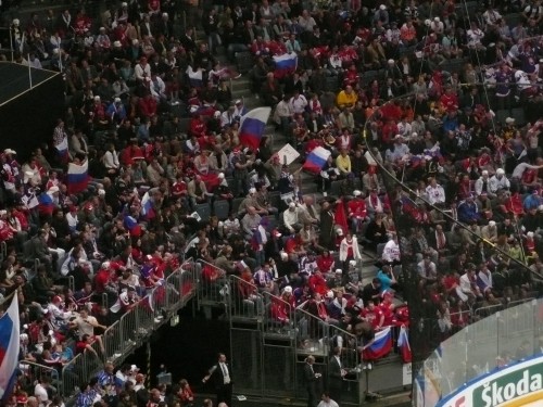 Eishockey Fans auf der Tribüne. 