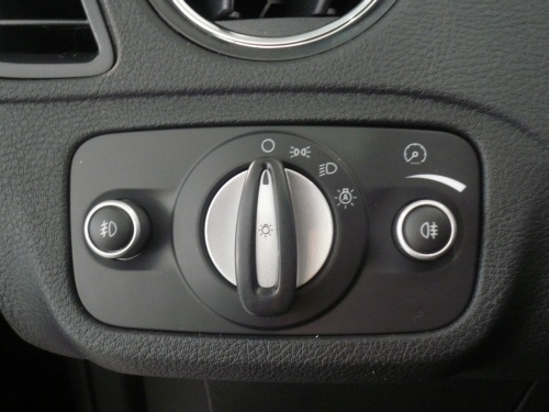 Lichtschalter mit Elementen in Silber. Lichtschalter eines neuen Ford S-MAX.