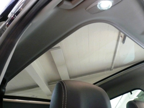 Das Panoramadach mit den LED-Innenleuchten in einem S-MAX. Panoramadach in einem neuen S-MAX.