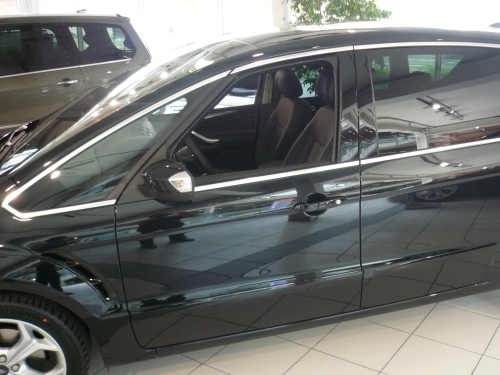 Silberne Leiste um die Seitenscheiben bei einem Ford S-MAX Titanium. Silberne Leiste um die Seitenscheiben bei einem Ford S-MAX Titanium.