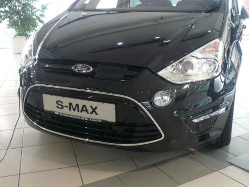 Frontpartie eines schwarzen Ford S-MAX. Ford S-MAX. Sicht von vorne.