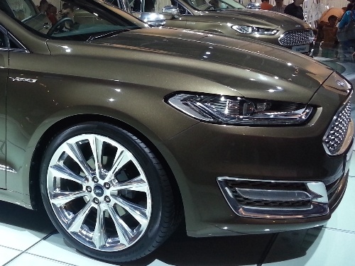 Markante Nase des neuen Ford Mondeo und die aufwändig gestalteten 20-Zoll Leichtmetallräder mit speziell bearbeiteten Oberflächen. Markante Nase des neuen Ford Mondeo.