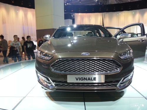 Ford Mondeo in der "Vignale" Ausstattung, Frontansicht. 