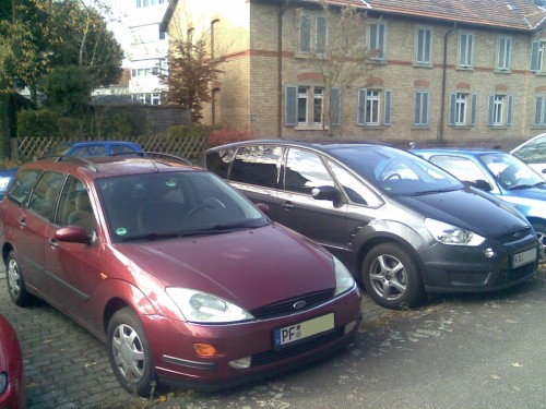 Zwei Autos nebeneinander, mein altes und neues. 