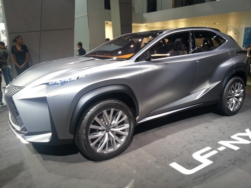Seitenansicht auf einen Lexus LF-NX, Ausblick auf ein künftiges SUV-Modell. Seitenansicht auf einen Lexus LF-NX.
