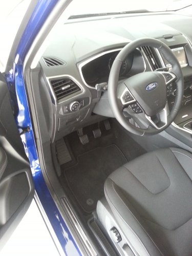 Cockpit eines Ford S-MAX MK2. 