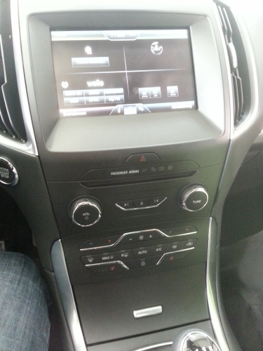 Mittelkonsole eines Ford S-MAX MK2 mit Entertainment System Ford Sync 2. 