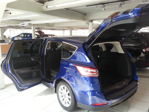 Ford S-MAX MK2 mit offenen Hintertür und Kofferraumklappe. Ford S-MAX MK2 mit offenen Hintertür und Kofferraumklappe.