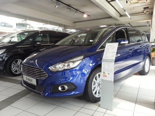 Ford S-MAX MK2 im Autohaus. 