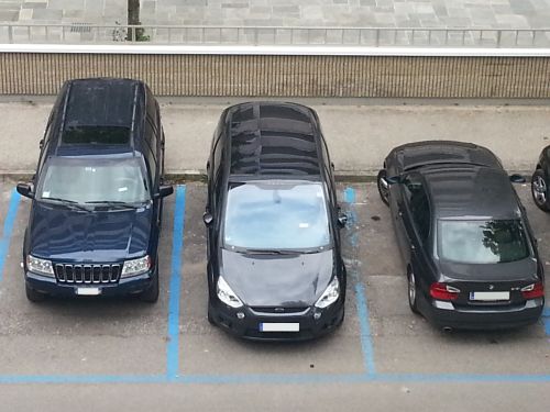 Auf dem Parkplatz vor dem Hotel in Italien. Auf dem Parkplatz vor dem Hotel in Italien.
