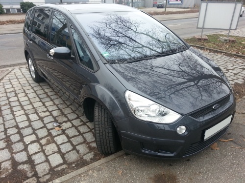 S-MAX auf dem Parkplatz in Karlsruhe. 