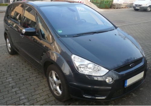 S-MAX auf dem Parkplatz. S-MAX auf dem Parkplatz.