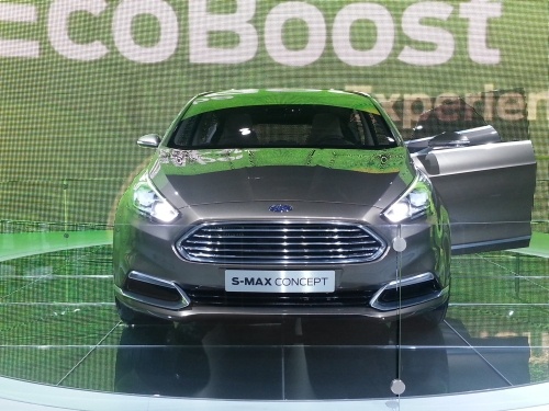 Frontansicht, der böse Blick des neuen S-MAX. Böser Blick des neuen S-MAX.