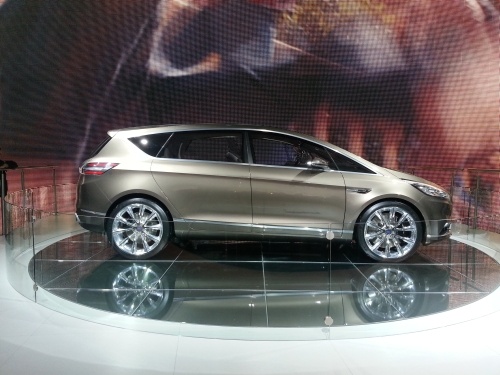 Auch die Seitenlinien des S-MAX Concept zeigen sich wie gewohnt von der sportlichen Seite. Seitenansicht Ford S-MAX Concept.