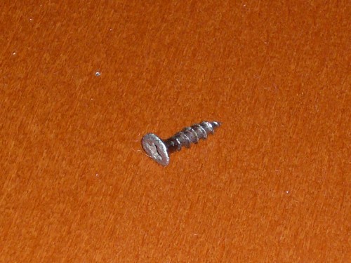 Schraube aus dem linken vorderen Reifen. Schraube aus dem linken vorderen Reifen.