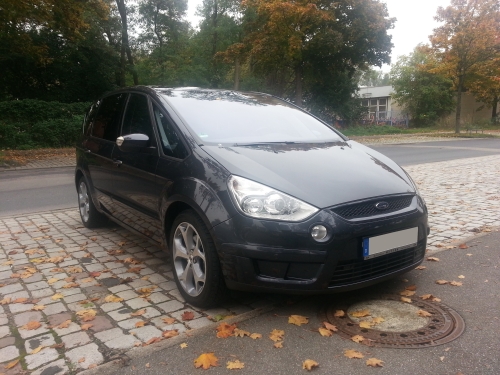 Noch mit den Sommerreifen steht er auf dem Parkplatz. 