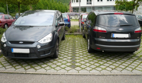 Zwei S-MAXe auf dem Parkplatz. Ansicht von vorne, Ansicht von hinten. Zwei S-MAXe auf dem Parkplatz.