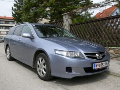 Front und Beifahrerseite des Honda Accord Tourer. 