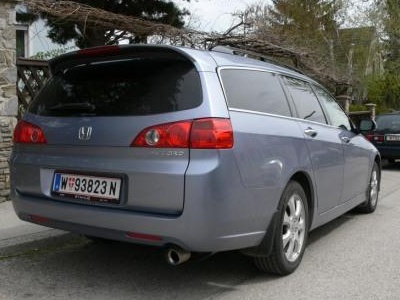 Heckansicht des Honda Accord Tourer. 