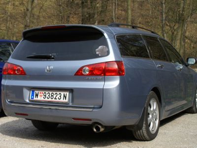 Heckansicht mit Stoßstangenschutzleiste. Heckansicht mit Stoßstangenschutzleiste.