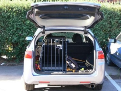 Hundebox im Kofferraum des Accord Tourer. 