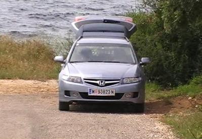 Am letzten Zipf der Insel, dahinter nur MEER! Honda Accord Tourer vor dem Meer.