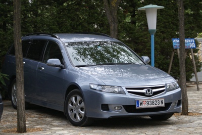 Unser Auto auf einem Parkplatz auf der Insel Vir. Unser Auto in Kroatien.