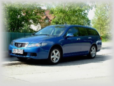 Front und Fahrerseite des Honda Accord Tourer. 