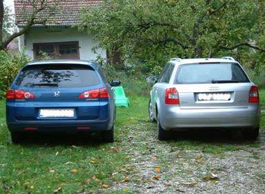 Heckansicht der beiden Kombis. Heckansicht der beiden Kombis.