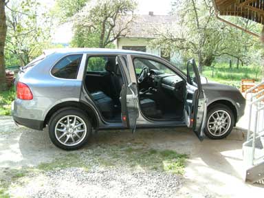 Porsche Cayenne mit geöffneten Türen. 