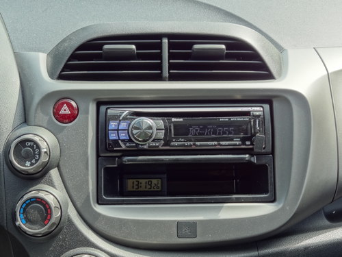 Original Honda Umbausatz für Standard-DIN-Radios mit eingebautem Alpine-Radio. Original Honda Umbausatz für Standard-DIN-Radios mit eingebautem Alpine-Radio.