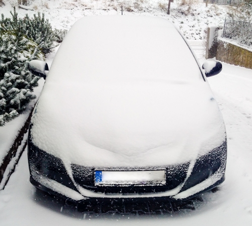 Honda Jazz im Winter. Der eingeschneite Honda Jazz.