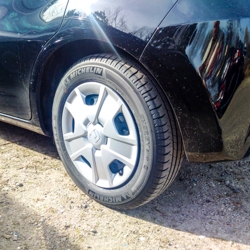 Hinterachse, ohne Zuladung. Die Hinterachse, wenn das Auto leer ist.