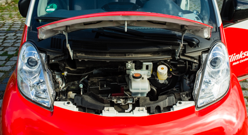 Hier ist kein Motor. geöffnete Motorhaube.